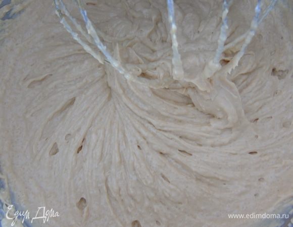 Мягкое сливочное масло взбейте с сахаром (двумя видами), добавить арахисовое масло (пасту), яйцо и ваниль. Отдельно смешайте муку, соль, соду и разрыхлитель.