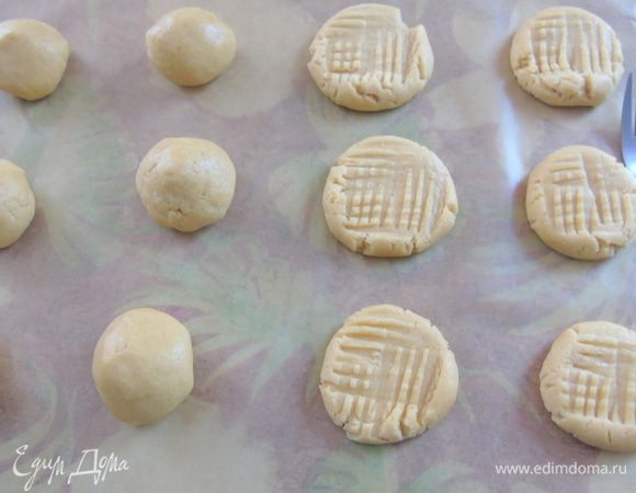 Затем ложкой или руками отщипывайте кусочек и скатывайте в шарик, приплюсните вилкой.