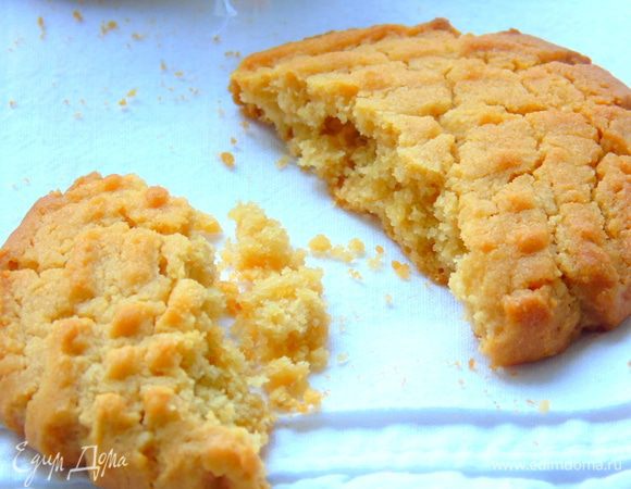 Остудите немного на противне, а затем переложите на тарелку. Горячее печенье очень хрупкое. Приятного чаепития!