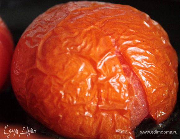 Помидоры помыть, выложить на противень, смазать оливковым маслом и запечь в разогретой духовке в течение 30 минут. Можно их сдобрить тимьяном или орегано.