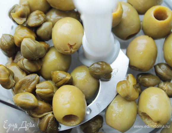 Измельчить в процессоре оливки, каперсы в течение 30 секунд. 