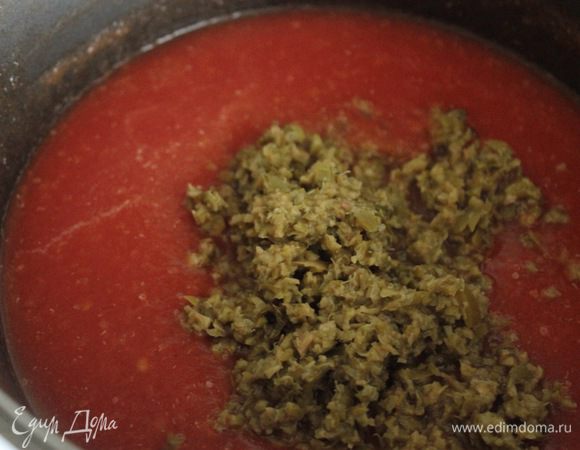 Помидоры остудить, очистить от кожуры и пюрировать блендером. Смешать томатное пюре и томатный сок, довести до кипения. Добавить соль, свежемолотый перец, пасту из оливок и каперсов.