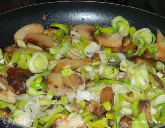 Добавляем грибы и тушим 10 минут. Добавить соль и перец.