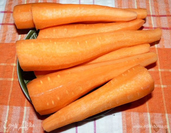 Морковь очистить, измельчить, немного обжарить со сливками на медленном огне под крышкой.