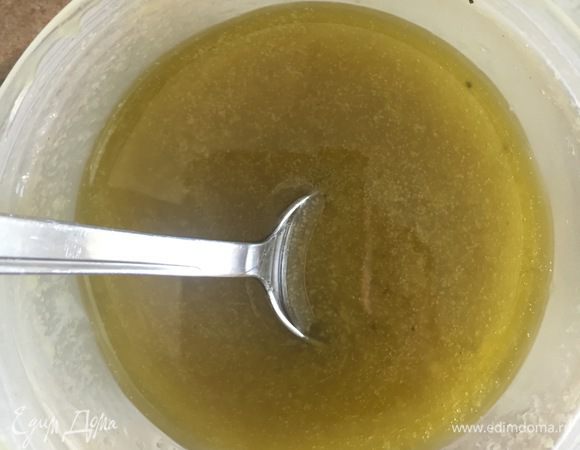 Сначала делаем заправку. Берем масло, горчицу, соль, мед и лимонный сок и все перемешиваем в блендере, затем добавляем любые сухие травы по вкусу. Если не любите горчицу, добавьте совсем немного (на кончике ложки).