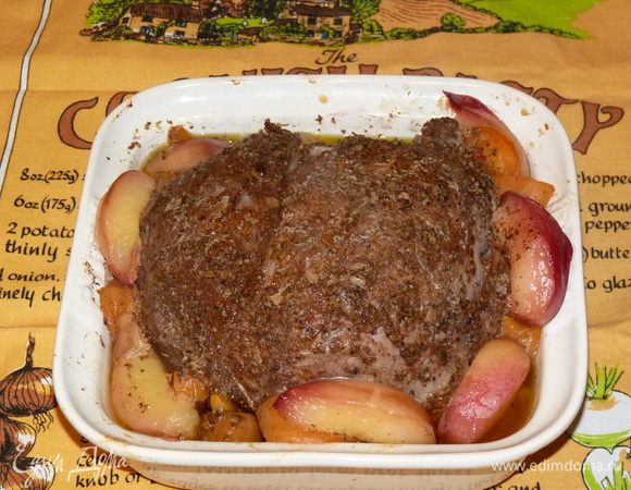 Затем снять фольгу, полить винно-фруктовым соусом, выделившимся при жарке и запекать 40 мин, снизив температуру до 160°C.