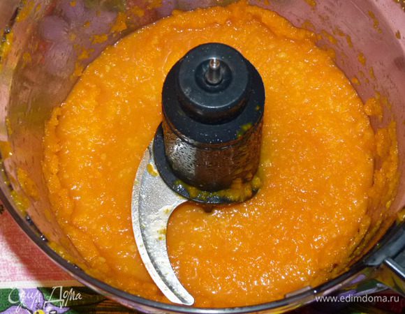 Отварить в воде до мягкости, добавить соль, кориандр, немного остудить и пюрировать. Добавить апельсиновый сок.