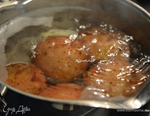 Сварить картофель в соленой воде.