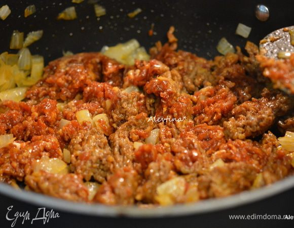 Обжарить нарезанный тонко лук на растительном масле примерно 5 мин. Добавить фарш чоризо или снять пленку с колбасы и выложить на сковороду. Разломить на кусочки. Обжаривать, помешивая 5-7 мин.
Готовую массу снять с огня.