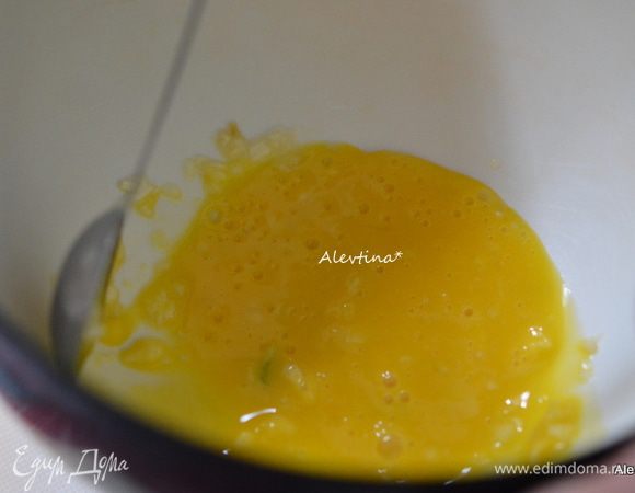 Смешать желток, мелко нарезанный чеснок и 1 ч.л воды.
Вылить в массу с колбасой перемешать.