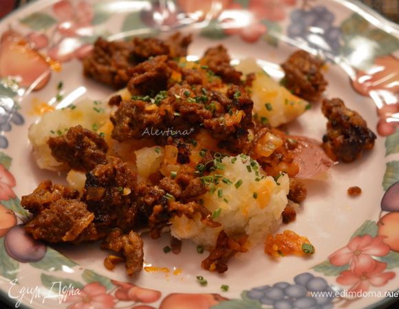 Выкладывать фарш поверх картофеля. Посыпать сверху нарезанным зеленым луком. Подаем к столу. 
Приятного аппетита!