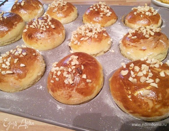 У меня силиконовая форма для маффинов выпекать в ней очень удобно. Тринадцатую булочку я выпекала в керамической форме. 

*  Не перестаю удивляться и восхищаться этим чудом, когда сдоба бурно прибавляет в росте в духовке и оформляется в круглые, золотистые, аппетитные булочки. 