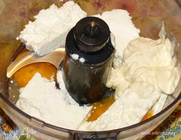 Творог растереть с яйцами, сливками, мукой, манкой ( немного оставить для формы) посолить, поперчить (по желанию) по вкусу.