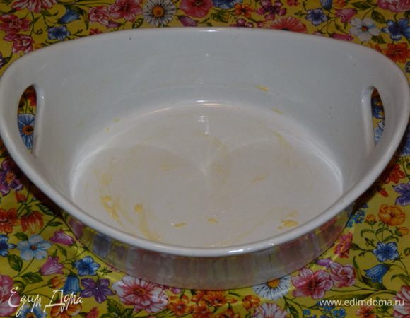 форму для запекания смазать сливочным маслом и посыпать манкой.