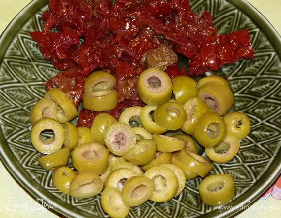 Томаты и оливки измельчить. Цукини нарезать тонкими кружочками.