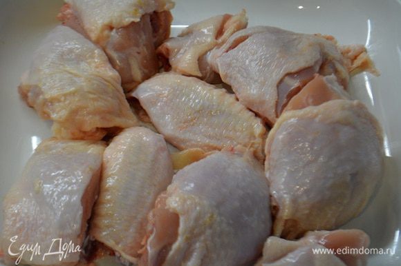 Курицу разрезать на порционные части, помыть и обсушить. Выложить на противень или в форму для запекания.