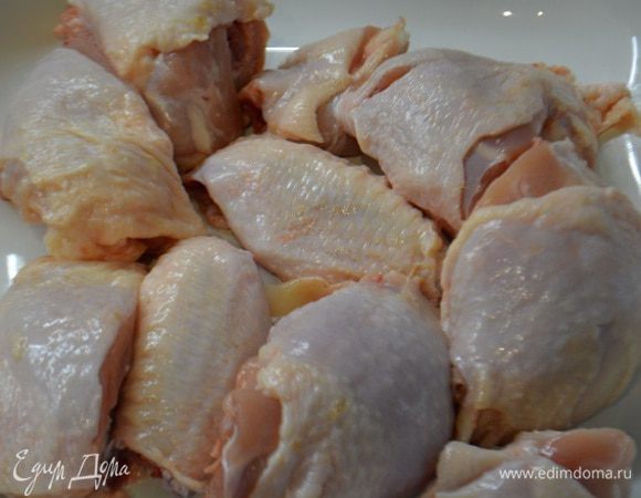Курицу разрезать на порционные части, помыть и обсушить. Выложить на противень или в форму для запекания.