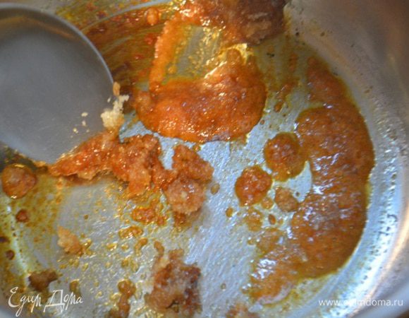 В антипригарном сотейнике смешать соль и сахар. Поставить на огонь и довести смесь до карамельного цвета.