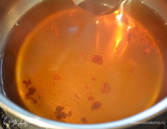 Залить горячей водой и мешать до растворения комочков.