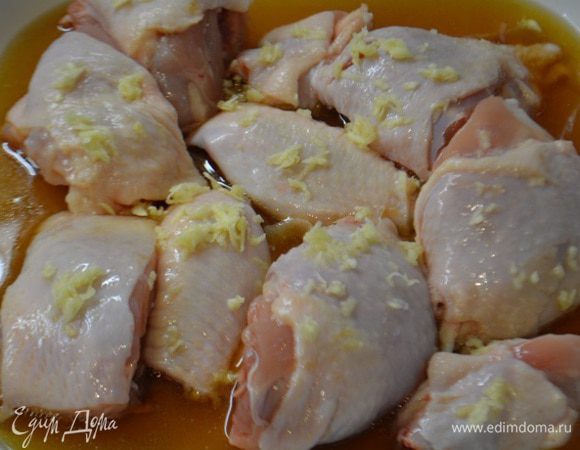 Залить курицу карамельным соусом, выдавить на нее чеснок и запечь при 200°C до золотистой румяной корочки. Время от времени открывая и поливая курицу карамельным соусом.