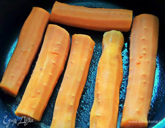 Морковь для удобства разрезать пополам, сварить. Слить воду.