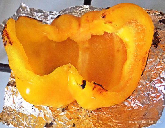 Перец для данного салата обязательно нужно запечь в духовке. Но! В жаркий день духовку не хочется включать и я решила воспользоваться верхним огнем. Очистила перцы и запекала в фольге половинками в фольге в 2 слоя на конфорке с мизерным огнем, постоянно переворачивая с помощью щипцов.