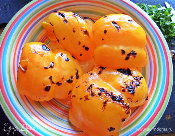 Переносим на тарелку и даем чуть остыть, чтобы нарезать.