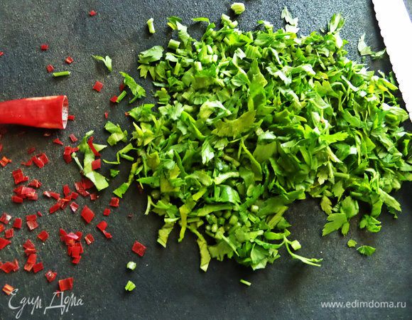 Петрушку порубить, чили измельчить.