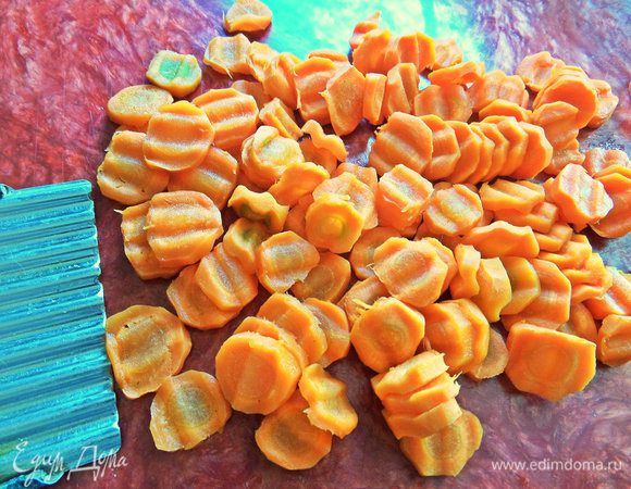 Морковь делим на кружочки фигурным ножиком.