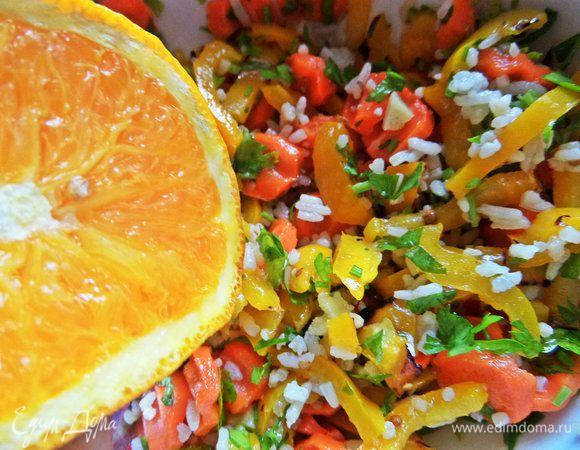 Выжимаем апельсиновый сок.