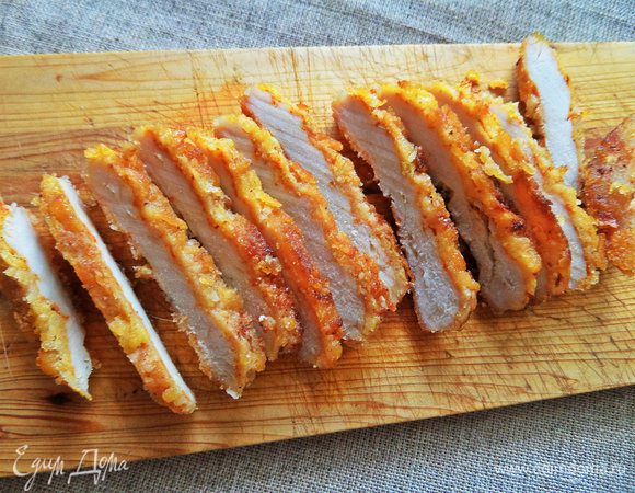 Курочку тоже можно покрошить в салат, но я решила подать рядом. Разрезала тонко одну "отбивнушку".