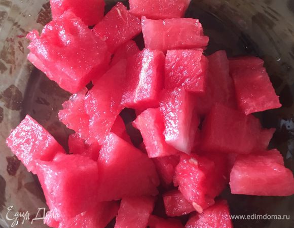 Нарезаем мякоть арбуза на кубики, удаляя все косточки.