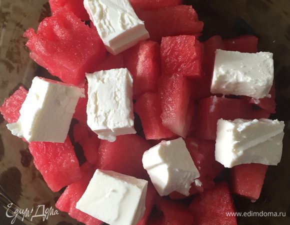 Также нарезать сыр Фета кубиками и положить на арбуз.