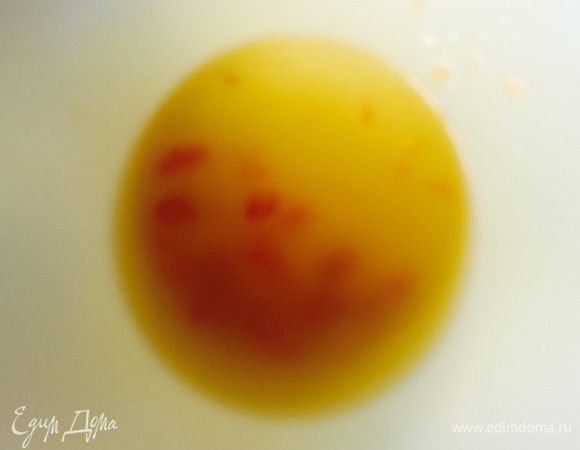 Готовим заправку: добавляем оливковое масло, измельченный красный перец (на кончике ложки), соль, уксус и все перемешиваем. Заправляем салат. Приятного аппетита!