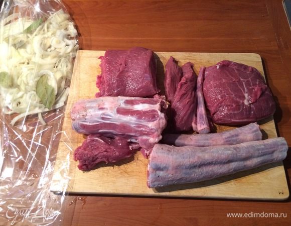 Говядину мякоть (самую недорогую часть, у меня тазобедренная) и говяжьи хвосты промыть, промокнуть бумажным полотенцем. Хвосты, если крупные, напополам. Две средние луковицы произвольно крупно режем (они нам не понадобятся в готовом блюде).