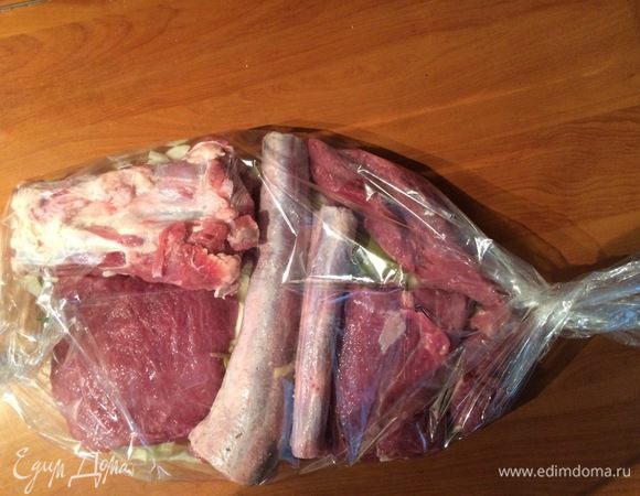 В пакет для запекания уложить лук, 2 вида перца, лист лавровый, затем мякоть говядины и хвосты. Закрепить края удобным для вас способом, уложить на противень и зубочисткой сделать проколы на пакете.
