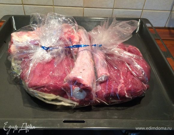 Духовку заранее нагреваем до 150°C. Готовим 3-3,5 часа при 140-150°C. 
Ни разу дверцу духовки не открываем за это время! Любопытным варварам, которые открывают духовку, не следует готовить эту тушенку!