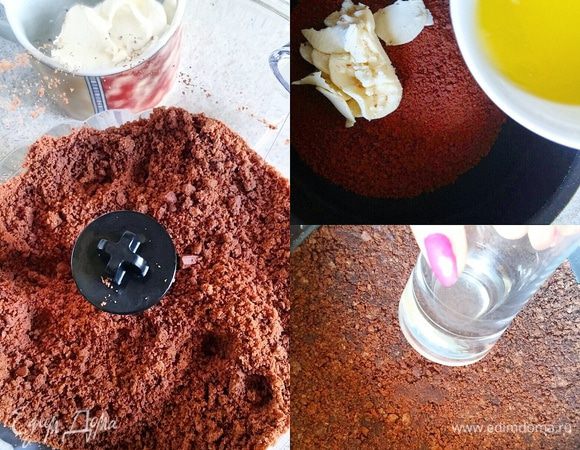 Печенье перемолоть в блендере в мелкую крошку. Добавить растопленное масло, тщательно перемешать. У меня было двойное печенье с кремом. Поэтому крем я соскребла ножом и добавила его вместе с маслом. Полученную массу утрамбовать в форму (я использовала для этого стакан). Форму с "коржом" положить в холодильник.