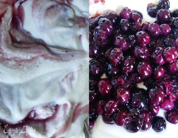 Поделить сливочно-сырную массу на две части. В одну добавить голубику, перемешать.
