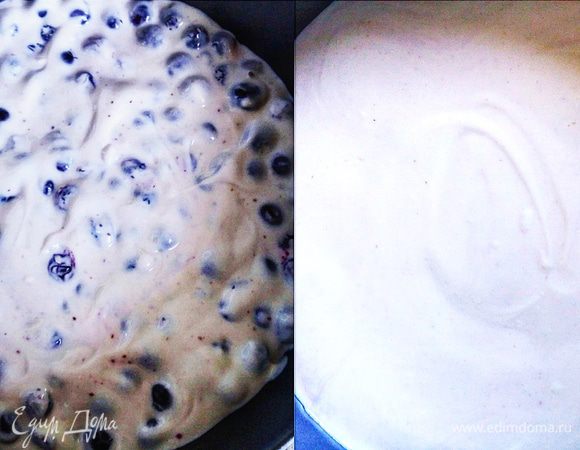 Выложить ягодную массу на корж, разровнять. Сверху выложить "белую" массу.