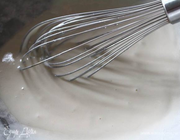 Яичные белки взбить с сахаром до легких пиков.
Вмешать в них подошедшие дрожжи и растительное масло.