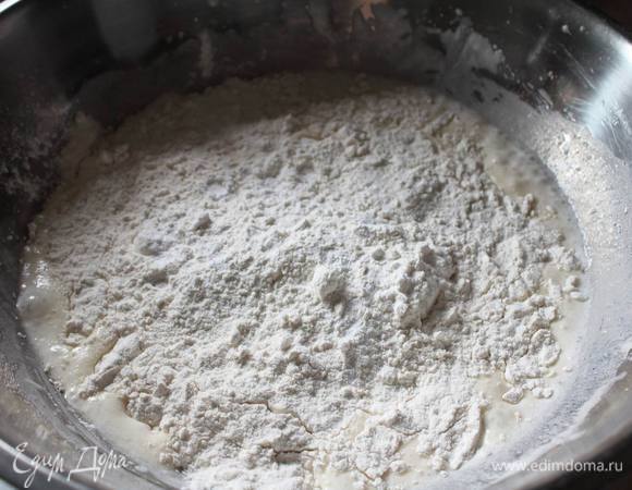 В 2-3 захода вмешать муку. В первый заход вместе с мукой добавить ванилин, соль и пекарский порошок.