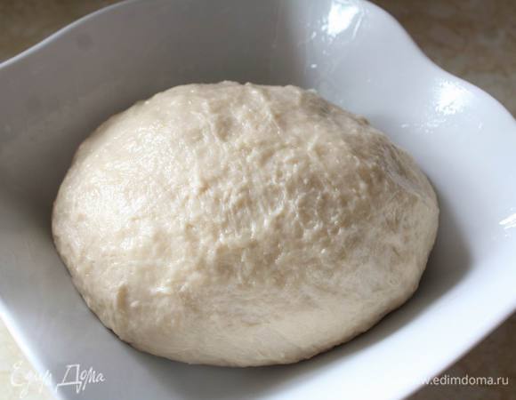 Замесить мягкое, эластичное тесто (в помощь на последней стадии смазывание рук растительным маслом — отлично помогает от "прилипания"). Поставить в теплое место на 1,5 часа. За это время 2-3 раза его обмять.