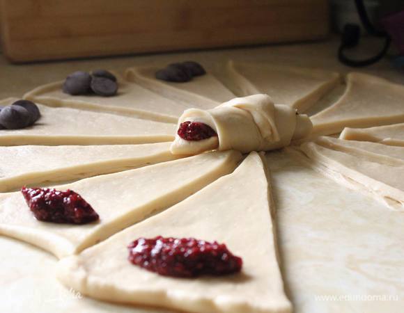 Готовую "лепешку" раскатываем до 0,5-1 см толщиной, режем на 12 частей. Если хотим с начинкой — укладываем ее в верхний угол треугольничка и сворачиваем круассан.