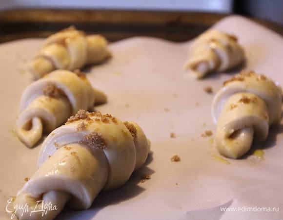 Выкладываем круассаны на противень, застеленный пекарской бумагой. Смазываем желтком и можно посыпать сахарком.
Даем постоять 20-30 минут (можно накрыть пленкой, чтоб не обсохло тесто).
Разогреваем духовку до 180°C и отправляем выпекаться.