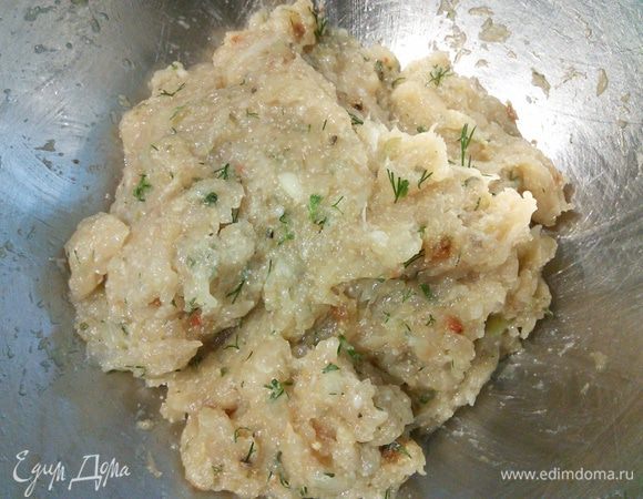 Для фарша провернуть через мясорубку куриное филе с луком и чесноком, смешать с зеленью, солью, перцем, манкой и сливками. Тщательно вымешать.