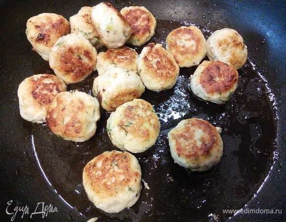 Смоченными водой руками сформировать фрикадельки (мелкие) и обжарить на разогретом масле до золотистой корочки со всех сторон.