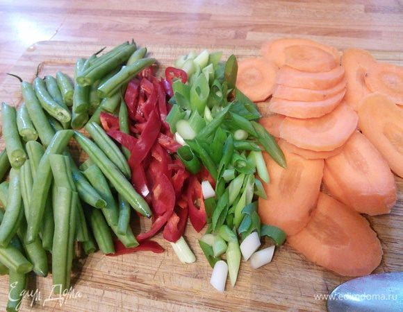 За это время нарезать морковь и лук на искосок, чили (у меня чили был совсем не острый, а вы регулируйте остроту по своему вкусу) и стручковую фасоль.