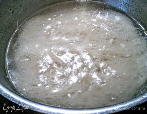 Сварить рисовую лапшу как указано на упаковке. У меня требовалось выложить лапшу в кипящую воду и томить в течении 3 минут. Затем откинуть на дуршлаг и промыть под холодной водой.