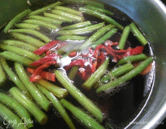 Через 30 мин нужно процедить бульон, вернуть кастрюлю на плиту, добавить фасоль, через 5 мин морковь, чили (чуть чили оставить для подачи). Варить на небольшом огне еще 5 минут.